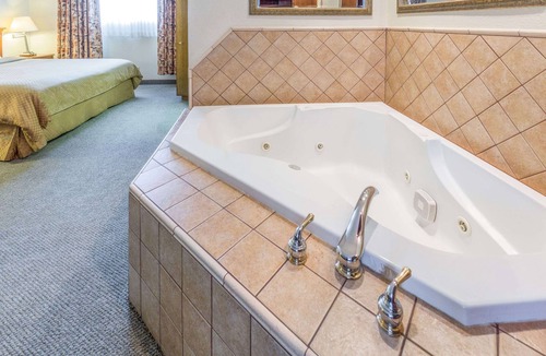 Salem Hotel | Days Inn by Wyndham Black Bear