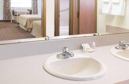 Salem Hotel | Days Inn by Wyndham Black Bear