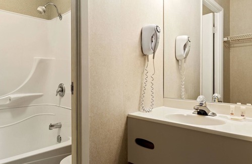 Trois-Rivieres Ouest Hotel | Days Inn by Wyndham Trois-Rivieres