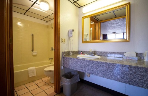 Clinton Hotel | Days Inn by Wyndham Clinton
