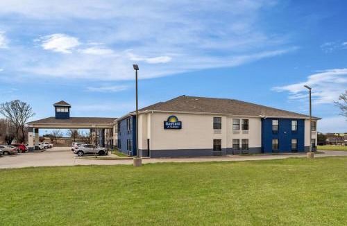 Plano Hotel | Days Inn by Wyndham Dallas Plano