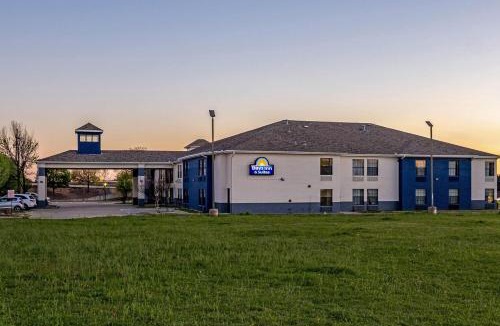 Plano Hotel | Days Inn by Wyndham Dallas Plano