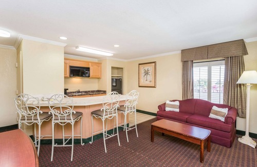 Destin Hotel | Days Inn by Wyndham Destin