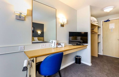 Fleet Hotel | Days Inn by Wyndham Fleet M3