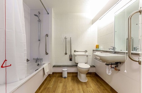 Fleet Hotel | Days Inn by Wyndham Fleet M3