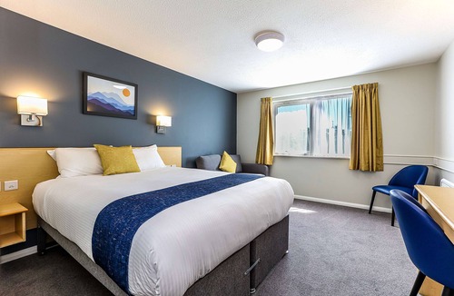 Fleet Hotel | Days Inn by Wyndham Fleet M3