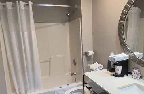 Lake Bluff Hotel | Days Inn by Wyndham Great Lakes Naval Base