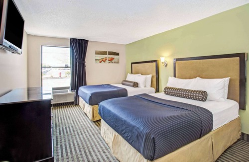 Lake Bluff Hotel | Days Inn by Wyndham Great Lakes Naval Base