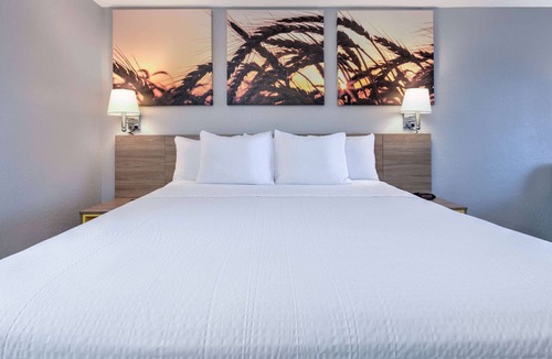 Greenville Hotel | Days Inn by Wyndham Greenville MS