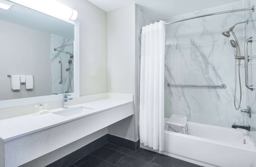 Hamilton Hotel | Days Inn by Wyndham Hamilton