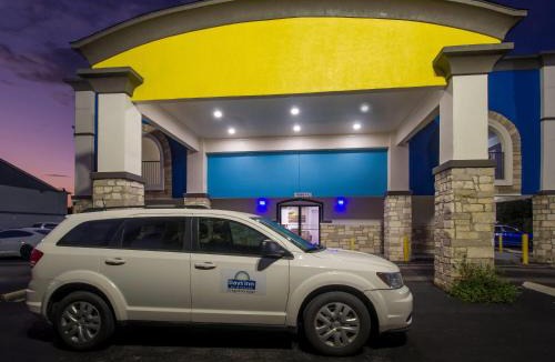 North Shore Hotel | Days Inn by Wyndham Houston East