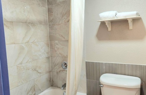 Brookhollow Hotel | Days Inn by Wyndham Houston