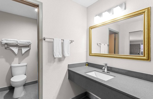 Pea Ridge Hotel | Days Inn by Wyndham Huntington