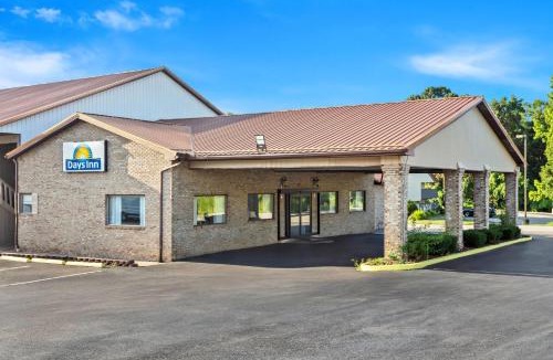 Pea Ridge Hotel | Days Inn by Wyndham Huntington