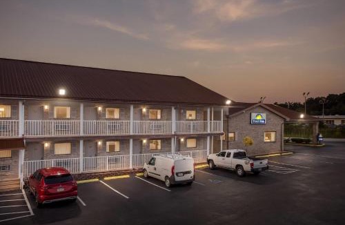 Pea Ridge Hotel | Days Inn by Wyndham Huntington