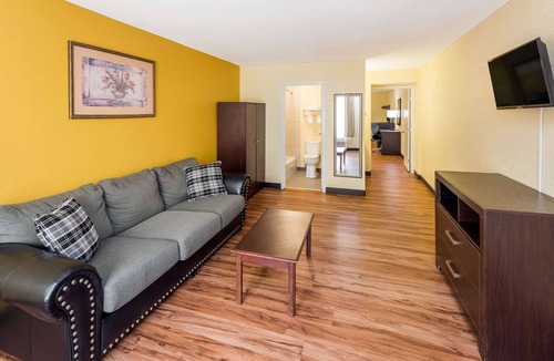 Madison Hotel | Days Inn by Wyndham Madison