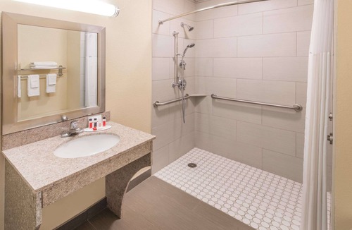 Madison Hotel | Days Inn by Wyndham Madison