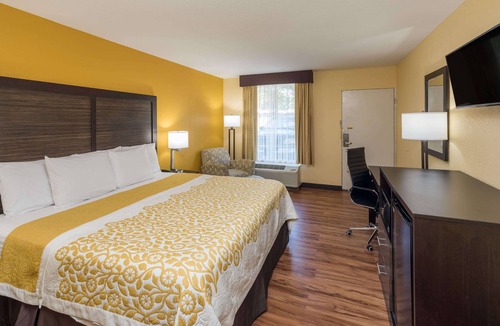 Madison Hotel | Days Inn by Wyndham Madison