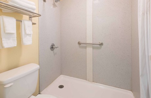 Madison Hotel | Days Inn by Wyndham Madison