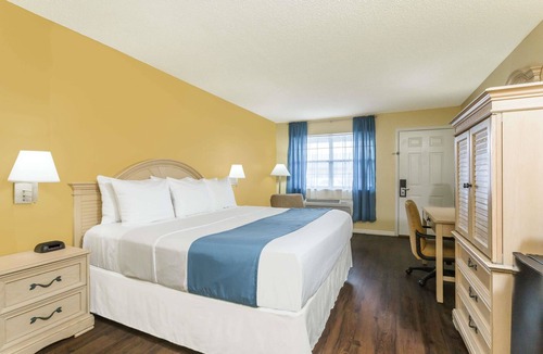 Madison Hotel | Days Inn by Wyndham Madison