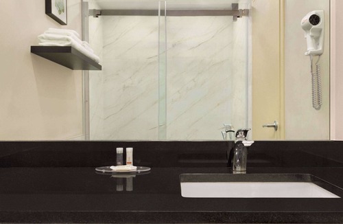 Saint-Leonard Hotel | Days Inn by Wyndham Montreal East