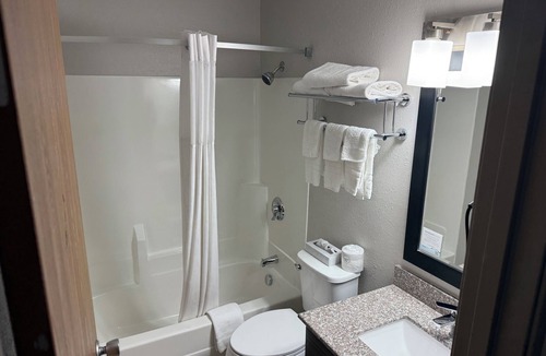 Muncie Hotel | Days Inn by Wyndham Muncie -Ball State University