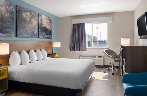 Neenah Hotel | Days Inn by Wyndham Neenah