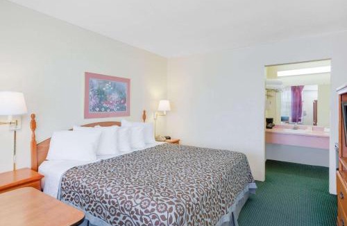 Newport Hotel | Days Inn by Wyndham Newport
