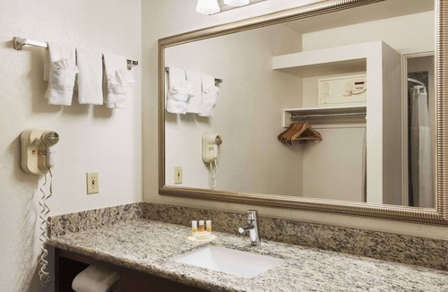 Oceanside Hotel | Days Inn by Wyndham Oceanside