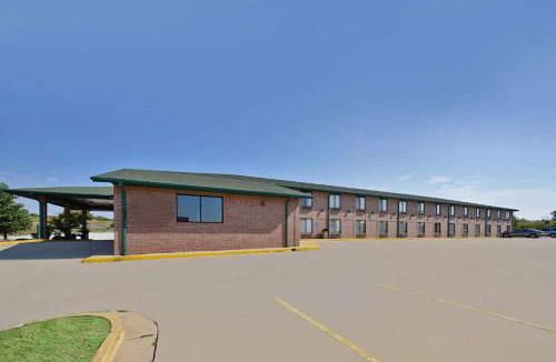Ozark Hotel | Days Inn by Wyndham Ozark Springfield