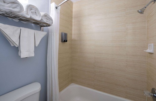 West Glens Falls Hotel | Days Inn by Wyndham Queensbury/Lake George