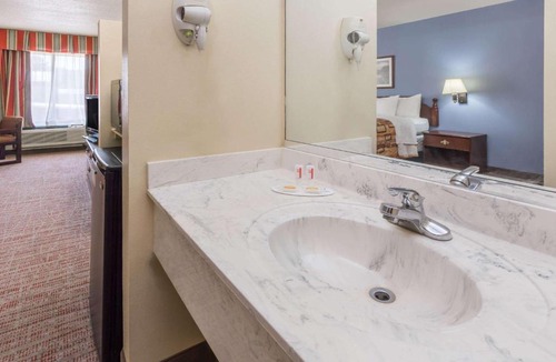 Rayne Hotel | Days Inn by Wyndham Rayne