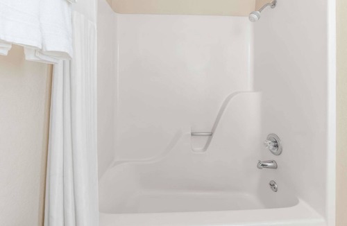 Russell Hotel | Days Inn by Wyndham Russell