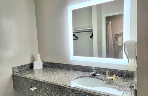 Rio Vista Hotel | Days Inn by Wyndham San Marcos