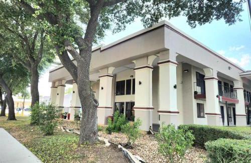Rio Vista Hotel | Days Inn by Wyndham San Marcos