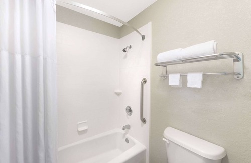 Ira Hotel | Days Inn by Wyndham Snyder