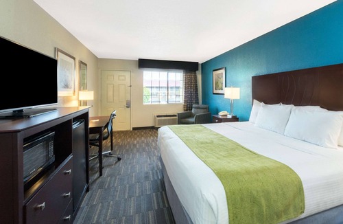 Ira Hotel | Days Inn by Wyndham Snyder
