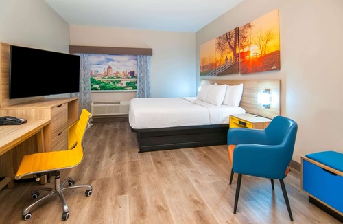 Hollywood Park Hotel | Days Inn by Wyndham Suites San Antonio North/Stone Oak