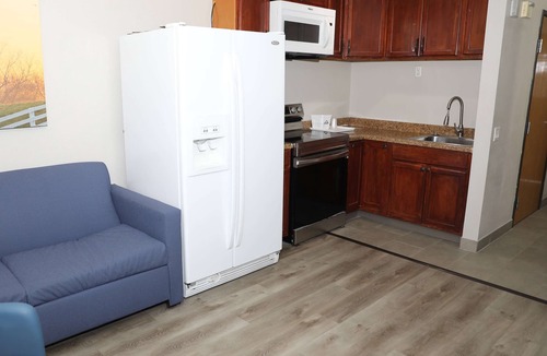 Hollywood Park Hotel | Days Inn by Wyndham Suites San Antonio North/Stone Oak