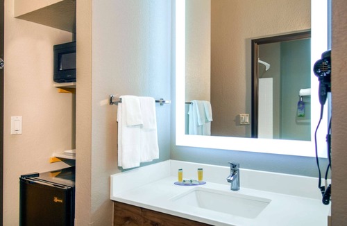 Hollywood Park Hotel | Days Inn by Wyndham Suites San Antonio North/Stone Oak