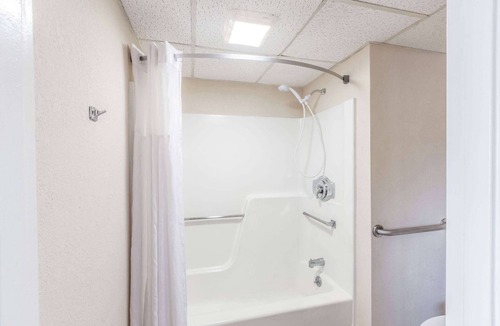 Syracuse Hotel | Days Inn by Wyndham Syracuse