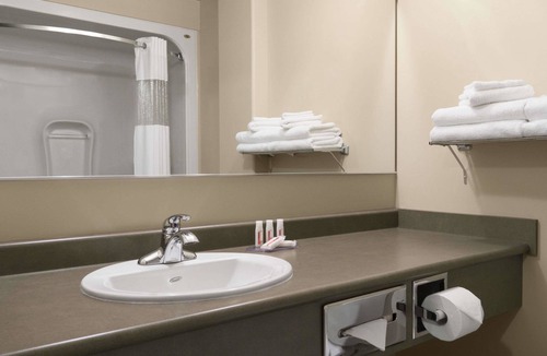 Thunder Bay Hotel | Days Inn by Wyndham Thunder Bay North
