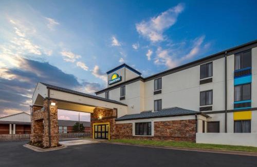 Tulsa Hotel | Days Inn by Wyndham Tulsa Central