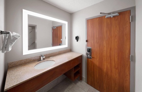 Tulsa Hotel | Days Inn by Wyndham Tulsa Central