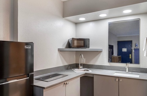 Victoria Hotel | Days Inn by Wyndham Victoria TX East