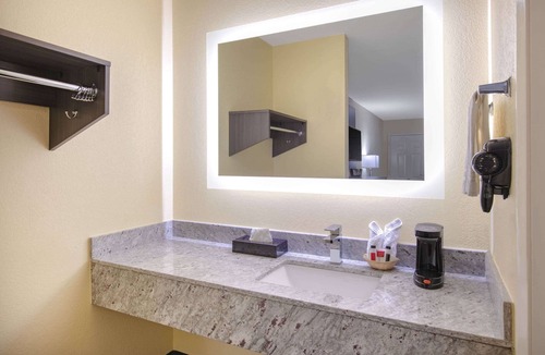 Bellmead Hotel | Days Inn by Wyndham Waco Near Downtown/University