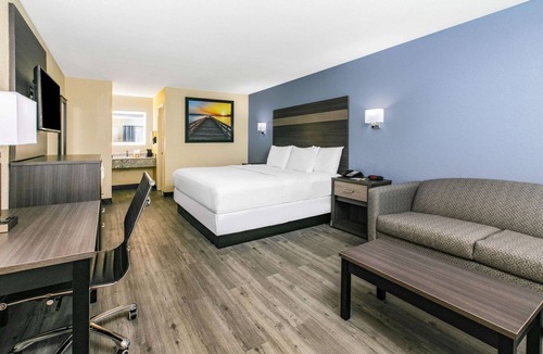 Bellmead Hotel | Days Inn by Wyndham Waco Near Downtown/University