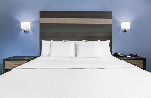 Bellmead Hotel | Days Inn by Wyndham Waco Near Downtown University