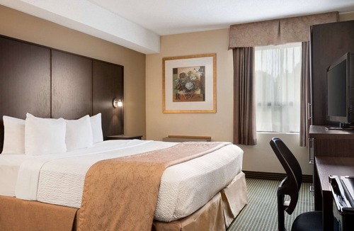 Renfrew Hotel | Days Inn & Conference Centre by Wyndham Renfrew