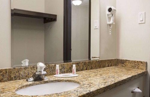 Saint-Laurent Hotel | Days Inn & Conference Centre by Wyndham Montreal Airport
